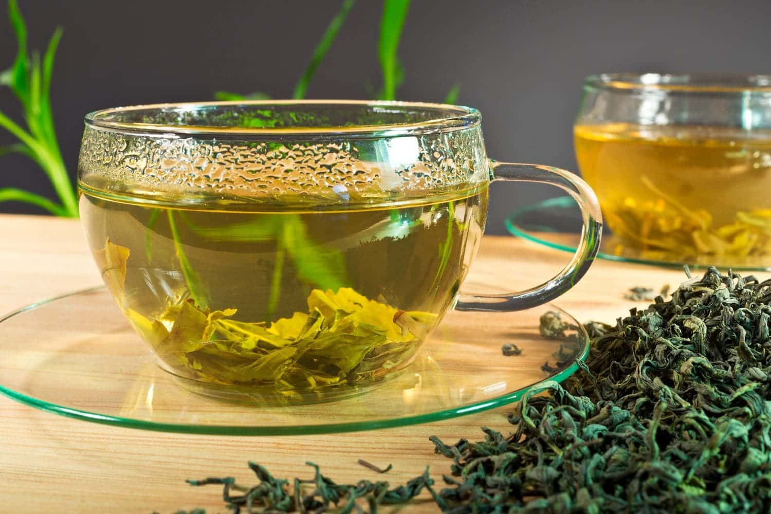 tasse de thé vert en train d'infuser