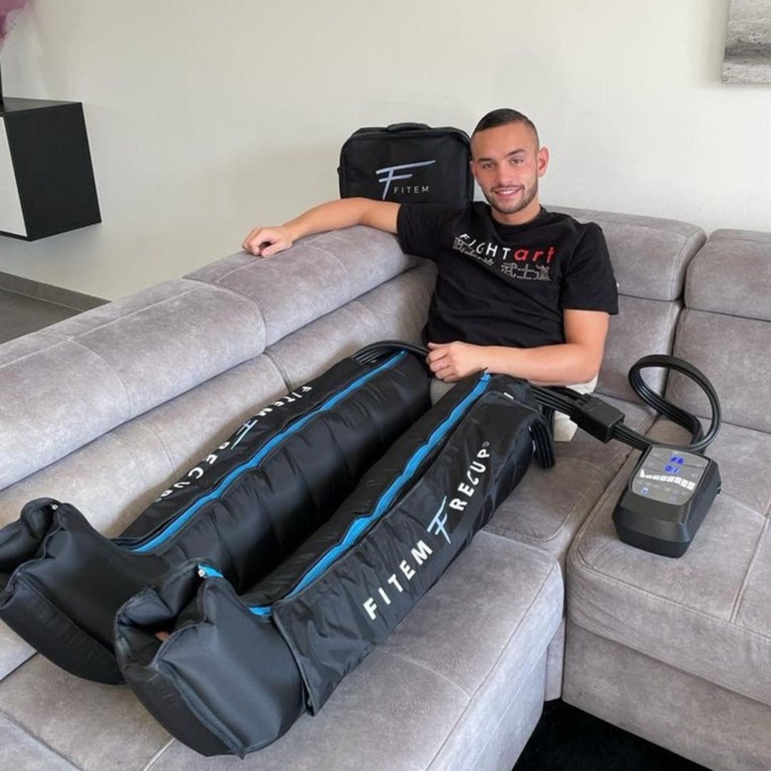 Steven Da Costa avec ses bottes de pressothérapie Fitem