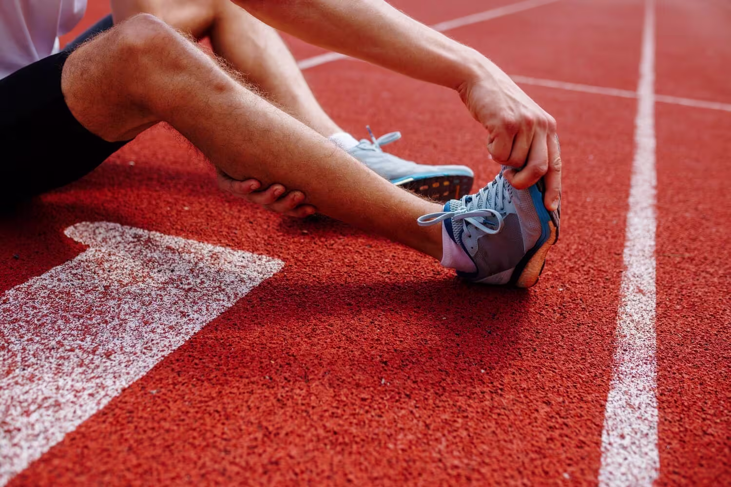 etirement_orteils Un coureur étire ses pieds pour prévenir la douleur aux orteils après le sport