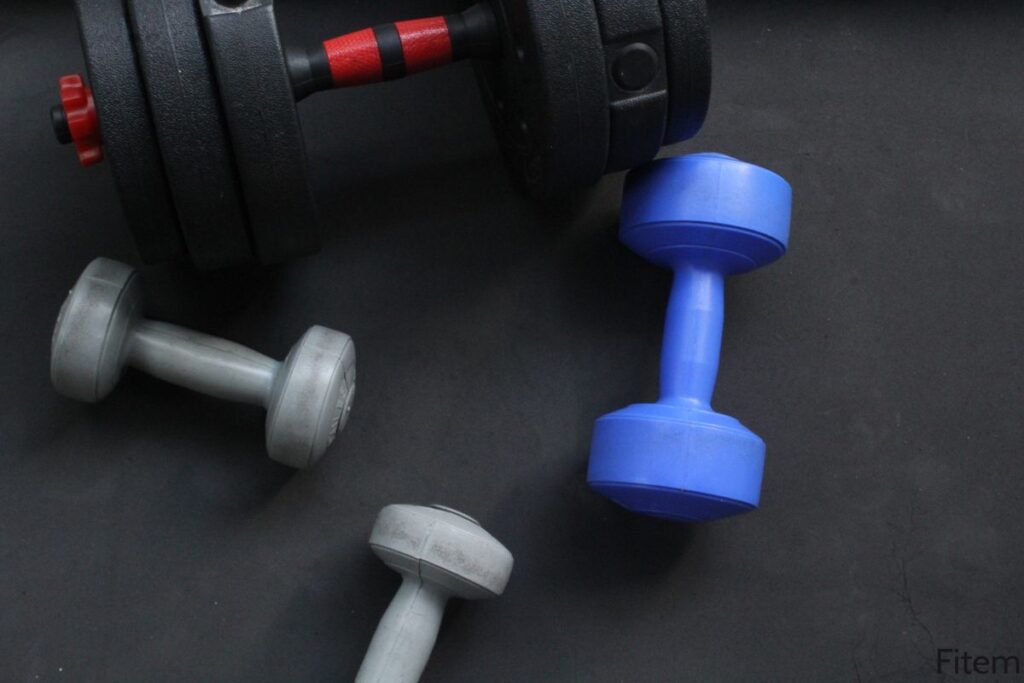 Poids de musculation avec des charges légères à modérées adaptées pour faire du sport à jeun