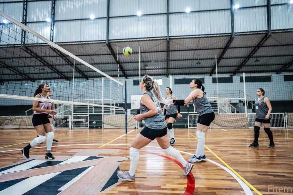 Groupe de femmes adultes qui jouent au volleyball pour ressentir les bienfaits du sport sur le mental