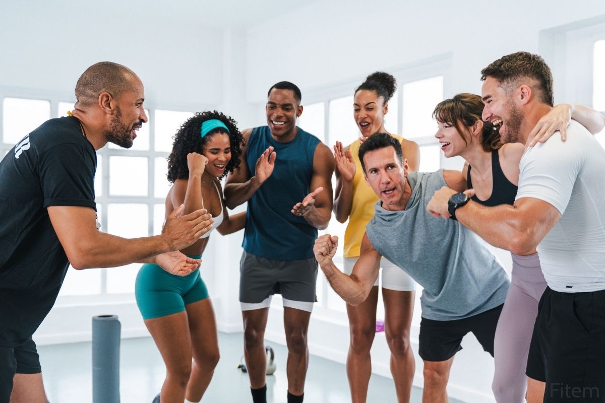Illustration bienfaits sport un groupe de sportifs qui réalisent les bienfaits du sport sur leur vie, ils sont heureux