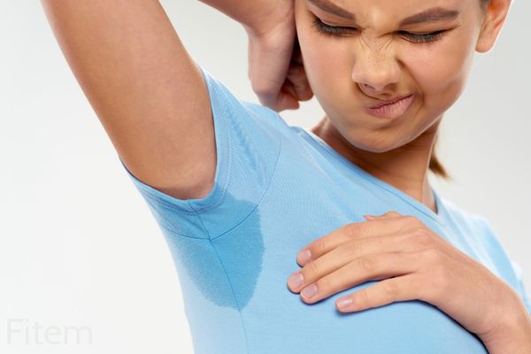 Les bienfaits de la transpiration pendant le sport, une femme a une auréole de transpiration sur son tee shirt de sport au niveau de son aisselle, est ce que le fait de transpirer signifie que l'on est en train de faire une séance efficace ?